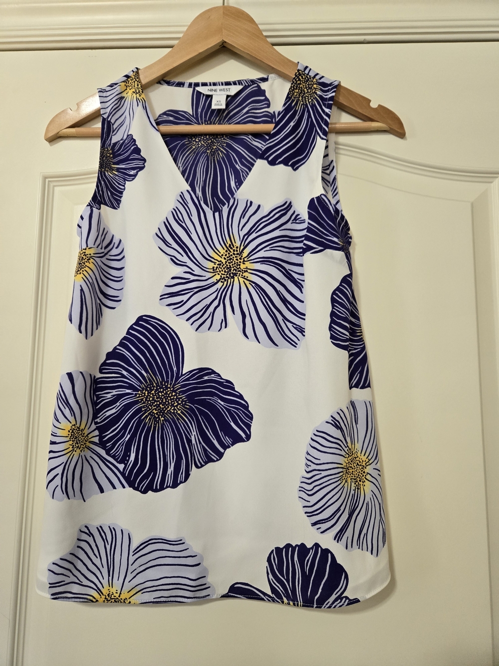 Nine West White Sleeveless V-Neck Top with Navy and Yellow Floral Print